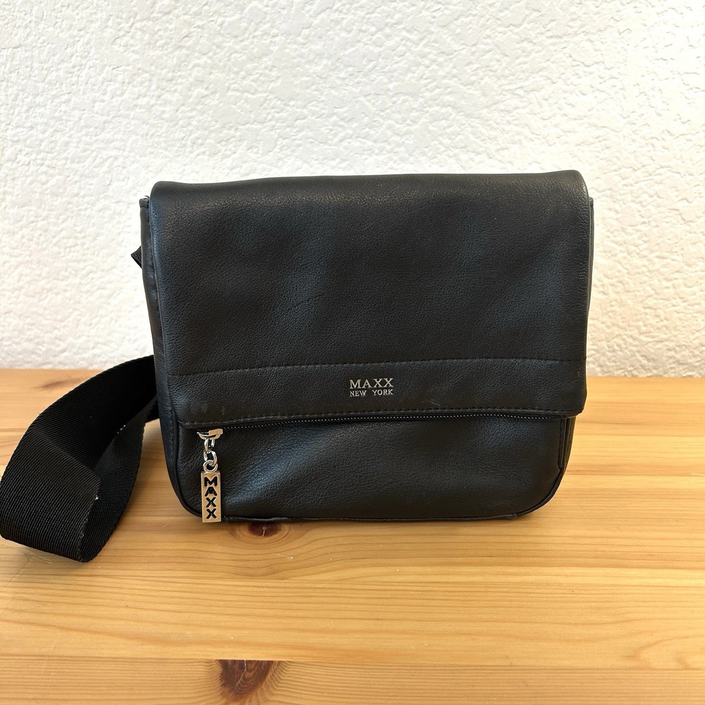 MAXX New York Black Leather Fanny Pack Adjustable Chic Travel Purse Crossbody